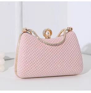 Elegante rosa Abendtasche mit Netzmuster, Strassgriff und künstlichem Perlenverschluss