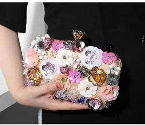 Primer plano de un lujoso bolso de fiesta hecho a mano con flores de cuentas y lentejuelas