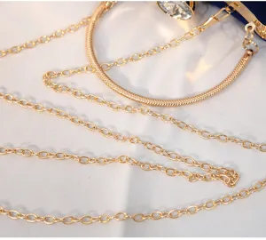 Detailansicht der goldenen Kette und des Kristallverschlusses der Samtabendtasche