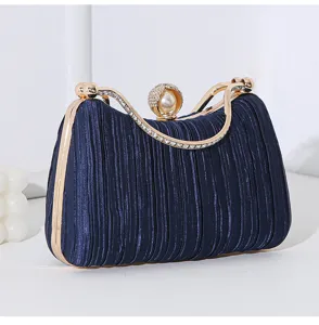Detailansicht der marineblauen Abendtasche mit Perlenverschluss und Kristallgriff