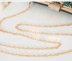 Detailansicht einer luxuriösen grünen Strass-Abendtasche mit eleganter goldener Kette