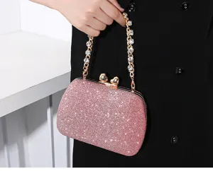 Nahaufnahme einer glamourösen glitzernden rosa Abendtasche mit Herz-Strass-Griff.