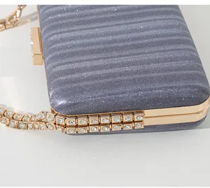 Detailaufnahme einer grauen Glitzer-Abendtasche mit edlem Strass-Kettenriemen