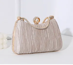 Nahaufnahme einer eleganten champagnerfarbenen Abendtasche mit feinen Strasssteinen