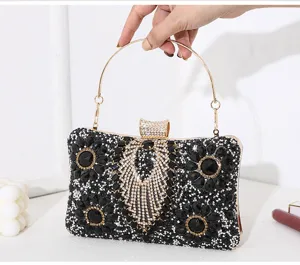 Nahaufnahme einer schwarz-weißen Strass-Abendtasche mit floralen Kristallmustern