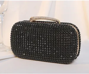 Nahaufnahme der eleganten schwarzen Abendtasche mit funkelnden Strasssteinen am Griff