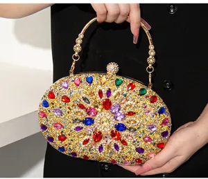 Vue détaillée d'une pochette de soirée de luxe dorée avec des strass colorés pour gala