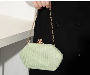 Elegante grüne gewebte Abendtasche mit luxuriösem Kristallblumenverschluss und Kette