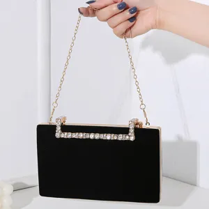 Elegante schwarze Abendtasche aus Samt mit Strassverschluss und feiner goldener Kette