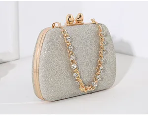 Seitenansicht der silbernen Glitzer-Abendtasche mit Herzverschluss und Strasskette