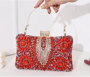 Detailaufnahme der eleganten Abendclutch mit roten und silbernen Strasssteinen