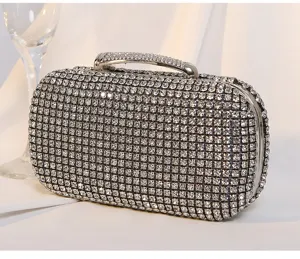 Detailansicht der luxuriösen silbernen Abendtasche mit Strasssteinen für elegante Kleider