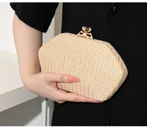 Nahaufnahme der eleganten beigen Web-Clutch mit funkelndem Kristall-Ringverschluss
