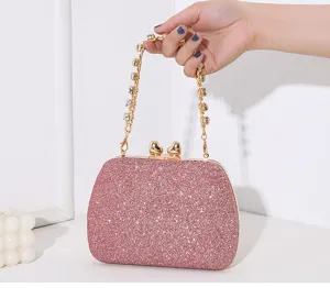 Nahaufnahme der rosa Glitzer-Abendtasche mit Herzverschluss und Kristallkette