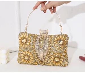 Funkelnde Strass-Abendtasche mit goldenem Ringgriff für Gala und formelle Anlässe.