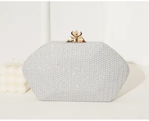 Nahaufnahme der eleganten silbernen Abendhandtasche mit luxuriösem goldenem Kristallverschluss