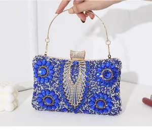 Detailaufnahme einer funkelnden blauen Strass-Abendtasche mit eleganten Blumenmustern