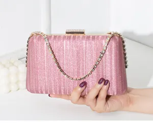 Nahaufnahme einer rosa Glitzer-Abendtasche mit funkelndem, strassbesetztem Verschluss