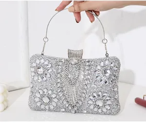 Detailansicht einer luxuriösen silbernen Abendclutch mit Blumenmuster aus Strass