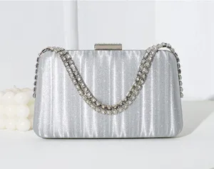 Detailansicht der silbernen Glitzer-Clutch mit einem eleganten Strassketten-Riemen