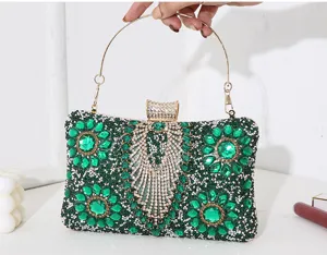 Luxuriöse grüne Abendtasche mit Strasssteinen und elegantem goldenen Rundgriff-Detail