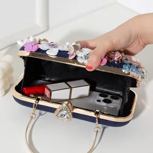 Bolso de noche artesanal con flores de cuentas mostrando su capacidad