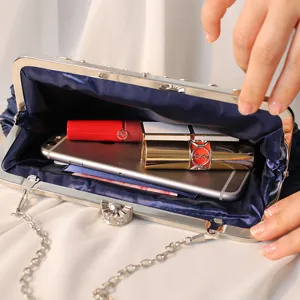 Navyblaue plissierte Abendhandtasche für Damen, ideal für Hochzeiten und elegante Bankette.