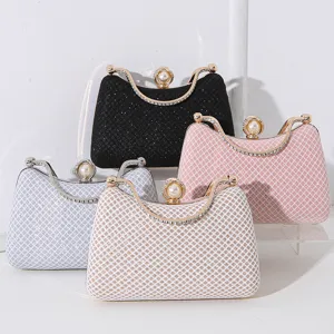 Elegante Abendtaschen mit Gittermuster, Strasssteinen und Perlenverschluss in vielen Farben