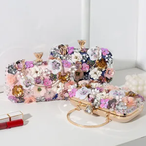 Elegantes bolsos de noche hechos a mano con flores de cuentas en varios colores para gala