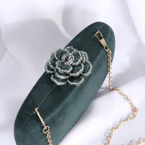Elegante dunkelgrüne Samt-Abendtasche mit großer Strassblume und goldener Kette