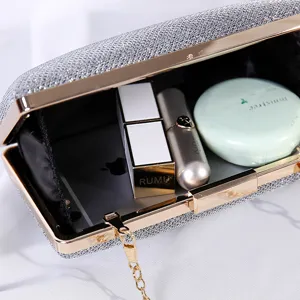 Silberne Glitzer-Abendclutch mit Goldrahmen und Anzeige der Innenkapazität