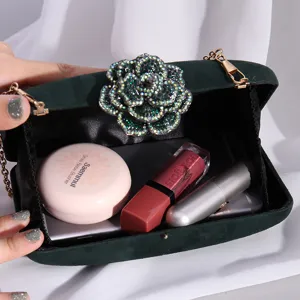 Elegante dunkelgrüne Samt-Abendtasche mit Strass-Blumenverschluss und Goldkette