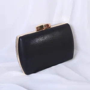 Elegante schwarze glitzernde Abendtasche mit goldfarbenem Metallrahmen und Verschluss