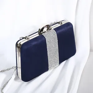 Elegante dunkelblaue Samt-Abendtasche mit funkelndem Strassband und silberner Kette.