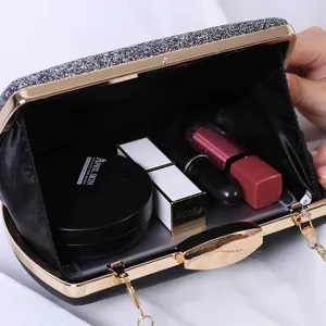 Elegante glitzernde Abendtasche für Damen mit goldenem Metallrahmen und Kette