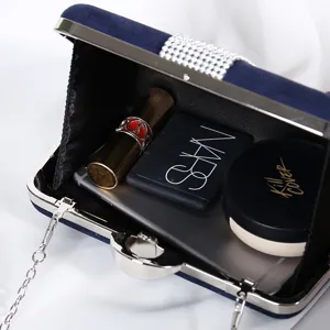 Elegante dunkelblaue Abendtasche aus Samt mit Strasssteinen und Blick auf den Innenraum