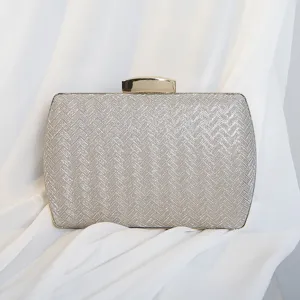 Elegante silberne Abendtasche mit Webmuster und glänzendem goldenem Metallverschluss