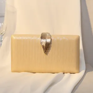 Luxuriöse champagner goldene Abendtasche mit Blattverschluss aus Metall und eleganter Textur