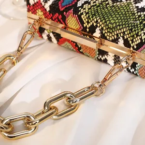 Retro Schultertasche aus PU-Leder mit Schlangenmuster und klobiger goldener Acrylkette.