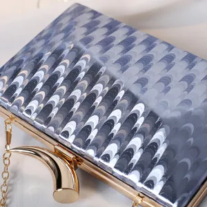 Elegante Abendtasche mit Horn-Metallverschluss und silbernem Schuppenmuster-Print
