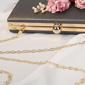 Elegante anthrazitfarbene Abendtasche mit rosa Blume und goldener Ketten-Detail
