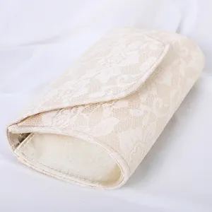 Elegante cremefarbene Abendtasche aus Spitze mit floralem Muster und Satinfutter