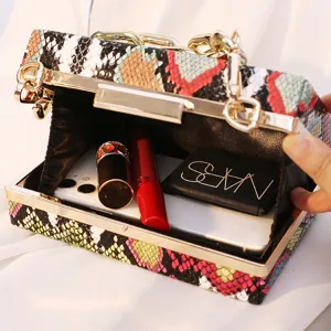 Bunte Schlangenmuster-Box-Clutch-Tasche aus PU-Leder mit dicker goldener Acrylkette