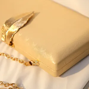 Elegante champagnerfarbene Abendtasche mit Blatt-Ornament und strukturierter Oberfläche
