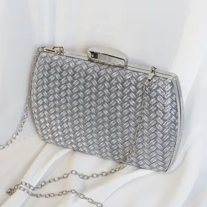 Elegante silberne Web-Clutch mit Kette für Abendpartys und formelle Anlässe.