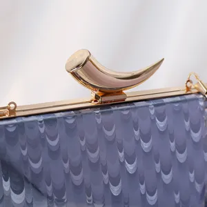 Elegante Abend-Clutch mit metallischem Hornverschluss und stilvollem Druckmuster.