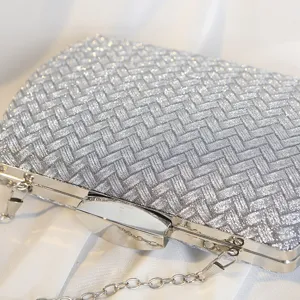 Elegante silberne Abendtasche mit Glitzer-Webmuster und abnehmbarer Silberkette