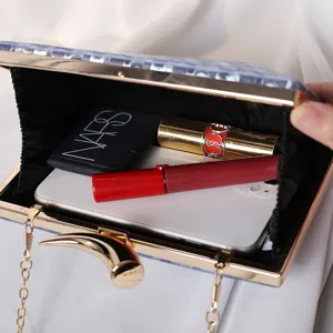 Elegante bedruckte PU-Abendtasche mit goldenem Hornverschluss und langer Kettenriemen