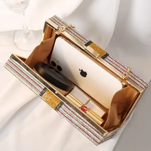 Bunte Strass-Abendtasche mit Streifenmuster und detaillierter Ansicht der Innenkapazität