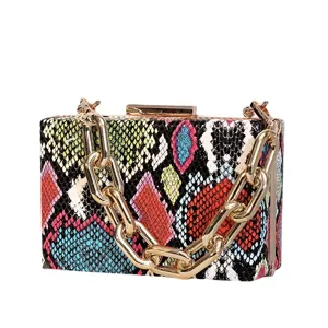 Schicke bunte Schlangenmuster PU-Leder Box-Clutch-Tasche mit klobigem Goldkettenriemen
